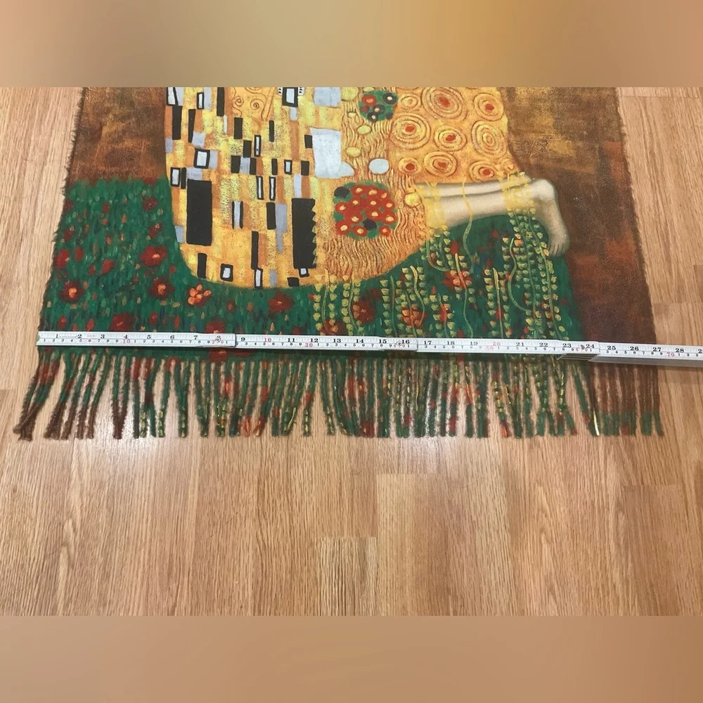 This product is a reversible fringe scarf The Kiss by Gustav Klimt.  AI